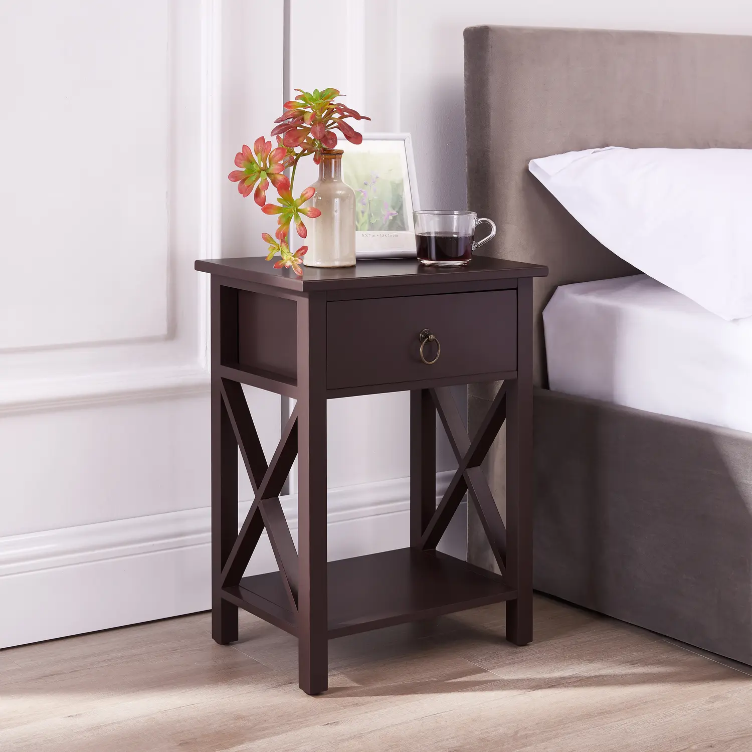 eily table with storage